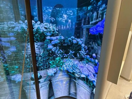 咸寧江漢路室內(nèi)全彩P2.0軟模組安裝完成  尺寸：1.28*2.4m像素點(diǎn)：640*1200