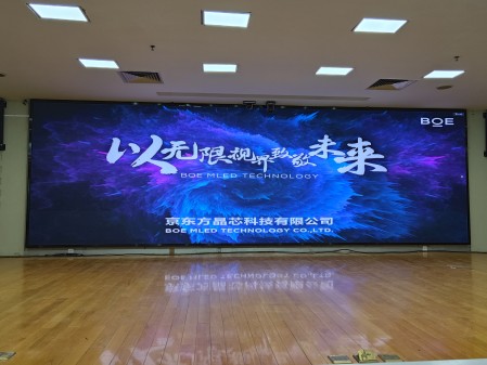 丁字橋***公司BTQ020安裝完畢，尺寸7.68x2.4m，像素點3840x1200