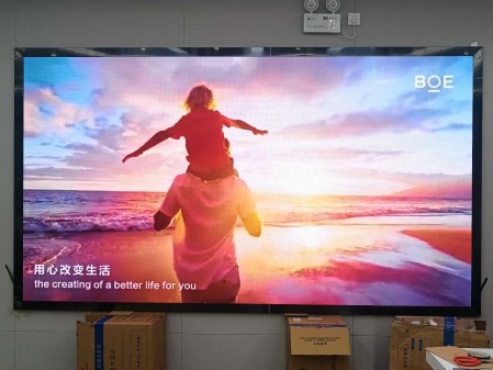 荊門華銘廣場p1.53指導(dǎo)安裝完畢   尺寸：3.2m*1.76m；分辨率：2080*1144
