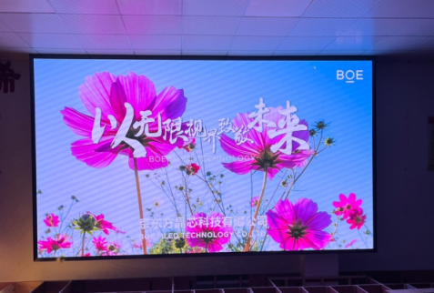 武穴**訓(xùn)練中心P1.8安裝完成 尺寸 ：4.48*2.56； 分辨率 ：2408*1376